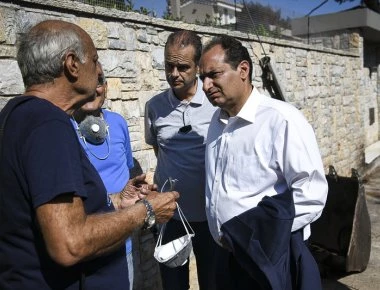 Συνάντηση Σπίρτζη με πυρόπληκτους - Οι απορίες των κατοίκων του Νέου Βουτζά και οι απαντήσεις του υπουργού (φώτο)